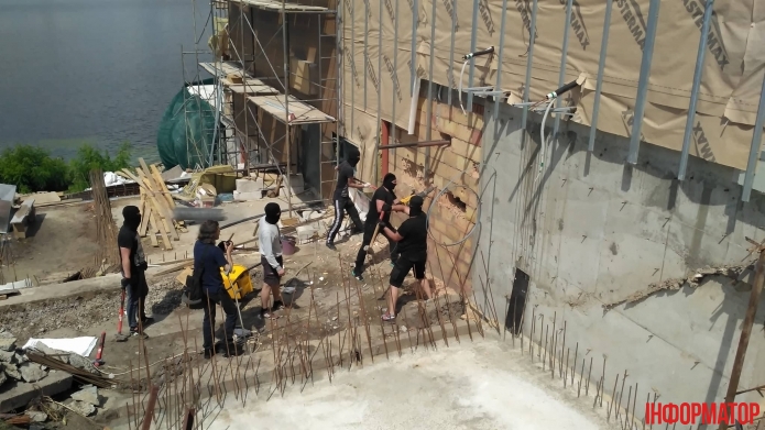 Новость - События - Видеофакт: неизвестные в масках разгромили ресторан на Березняках