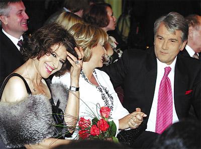 Виктор Ющенко с супругой на открытии «Молодости» сидели рядом с Фанни Ардан.
Фото с сайта kp.ua
