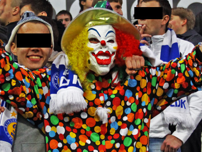 Фанат "динамо" отпраздновал Хэллоуин прямо на стадионе.
Фото с сайта  obsilf.kiev.ua