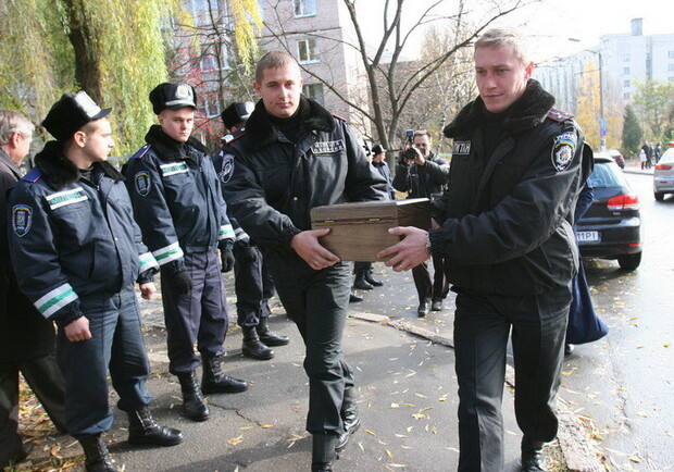 Милиционеры привезли мощи святых в храм возле своей больницы.
Фото пресс-службы МВД Киева