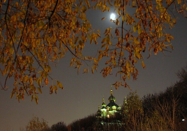 Теплые ноябрьские ночи в Киеве располагают к прогулкам под луной. Фото с сайта fotki.yandex.ru.