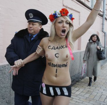 Мое оружие всегда со мной - FEMEN обещают и дальше "пугать власть своими сиськами".