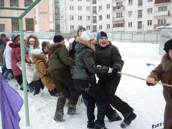 Теперь киевским школьникам в снегу можно будет играться, а не бояться упасть и что-нибудь себе сломать. 

Фото с сайта izh90.ru