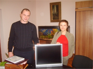 Гориллу решили развлечь телевизором. Фото: пресс-службы киевского зоопарка.