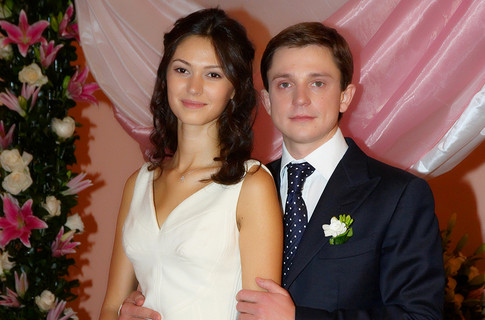 Свадебный подарок от Черновецкого дорогого стоит. В прямом смысле слова. 

Фото с сайта timer-ua.com
