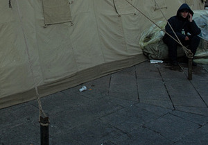 Разбитые на Майдане палатки плачевно сказались на его покрытии. Фото Таисии Стеценко.