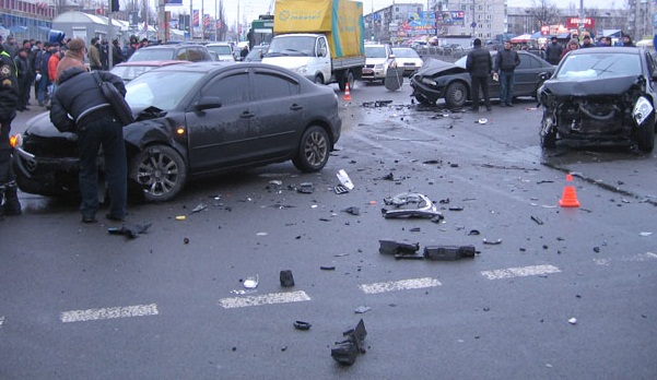 Вчера в столице машины играли в боулинг. Сбито пять машин. 

Фото с сайта stolitsa.glavred.info