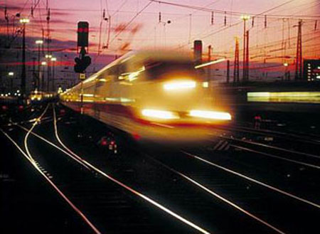 В Японии скоростной железной дорогой наслаждаются уже давно. До нас новшество дойдет минимум через восемь лет. 

Фото с сайта russian.china.org.cn 
