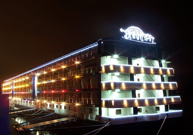 Последний плавучий отель отшвартуют с набережной в Гидропарк. Фото с сайта hotels.su.