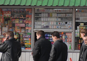 Теперь киевлянам придется пить в барах и скупаться на праздники исключительно в супермаркетах.
Фото Таисии Стеценко (korrespondent.net).