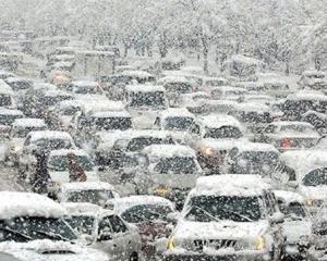 Если коммунальщики снег убирают на "отлично", откуда тогда пробки? Фото с сайта gazeta.ua