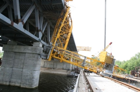 Мост начали строить еще несколько лет назад.
Фото с сайта segodnya.ua