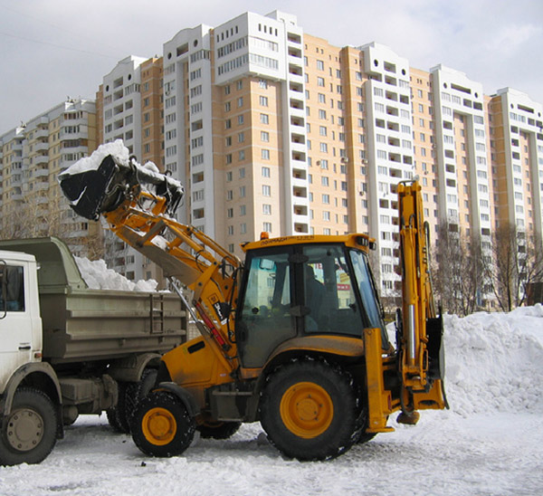 В столице на борьбу со стихией бросили все силы.
Фото с сайта vivozmuzor.ru