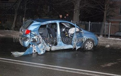 Автомобиль врезался в машину, затем в столб. В результате - два трупа. Фото с сайта drugasmuga.com
