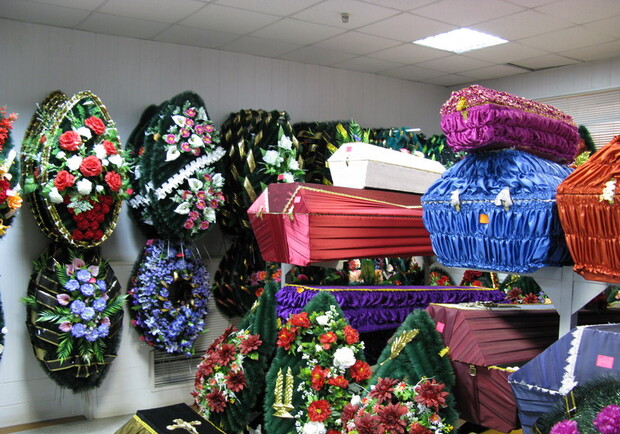 Даже самые скромные похороны в Киеве стоят не дешевле семи тясяч гривен. Фото с сайта www.nekropol.tomsk.ru.