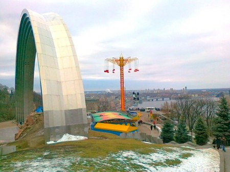 Карусель не для слабонервных появилась в центре Киева. Фото с сайта narod.mycityua.com