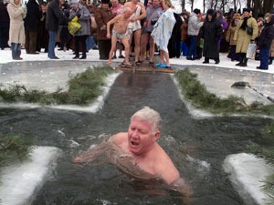 Каждый год киевляне с радостью плещутся в ледяной воде.
Фото с сайта kp.ua