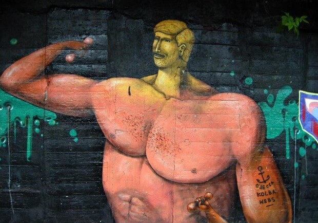 Ринат Ахметов, по убеждению граффитчиков, любит не только футбол, но и гиревой спорт. Фото с сайта www.explorer.kiev.ua