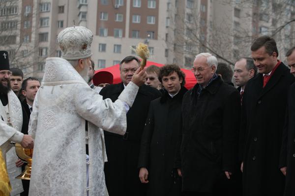 Азарову отпустили грехи в одежде.
Фото Артема Пастуха