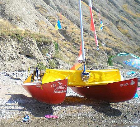Так выглядит лодка-катамаран, на которой будут плавать спортсмены.
Фото с сайта kp.ua