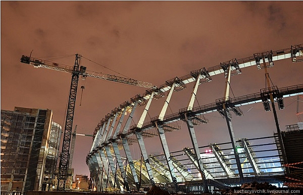 "Олимпийский" строится и днем, и ночью. Фото с сайта ukraine2012.gov.ua.