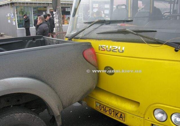 В дорожно-транспортное происшествие попали две "маршрутки" и автомобиль "Мицубиси". Фото udai.kiev.ua 