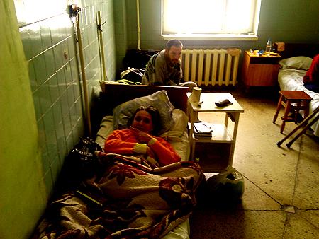 Одну из пациенток отправили с больницы в одних носках. Фото Андрея Литвененко