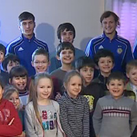 Дети подарили динамовцами заряд позитива, а спортсмены школьникам - фото на память. Фото: ФК "Динамо Киев".