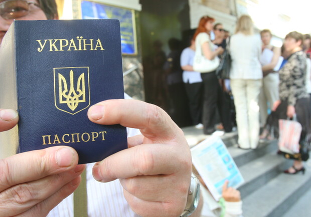 Киевлян оставили без паспортов. Фото Максима Люкова