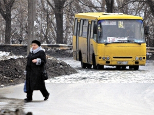 Пока чиновники и перевозчики не могут решить вопросы, киевляне находятся в неведении. Фото Артема ПАСТУХА.