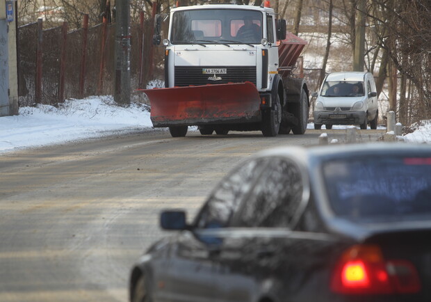 На Киевских дорогах ведут борьбу со снегом 350 единиц техники. Фото Максима Люкова
