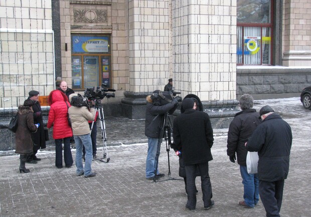 В итоге во флеш-моб игрались одни замерзшие журналисты. Фото Ольги Кромченко.