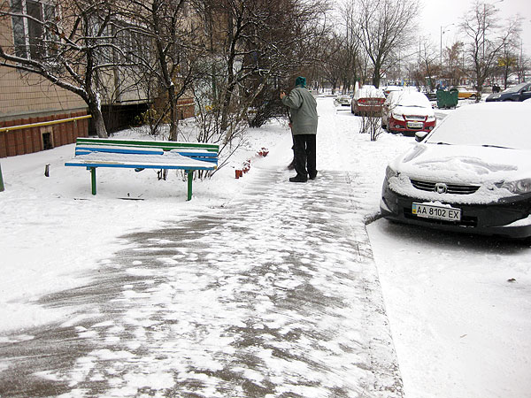 Пока коммунальщики борются со снегом и льдом, киевляне на нем зарабатывают. Фото КГГА