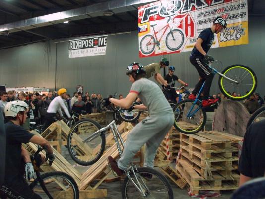 Велосипедисты показали свое мастерство.
Фото gazeta.ua.