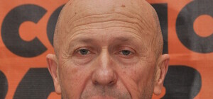 Запорожцы пожаров не боятся: выбегая из пылающей 