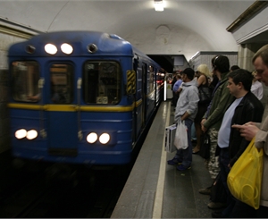 На двух станциях метро остановились эскалаторы. Фото Максима Люкова 