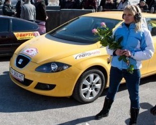 Гонщицы расцветали улыбками и красочными подарочными букетами. Фото с сайта ukranews.com.