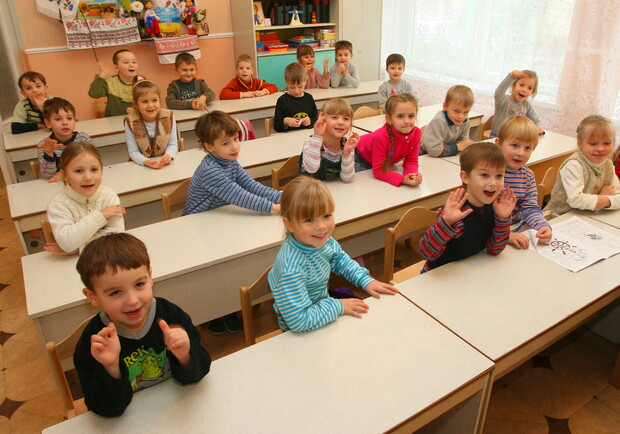 Школьники и родители могут радоваться - маленькие классы трогать не будут. Фото Максима Люкова.