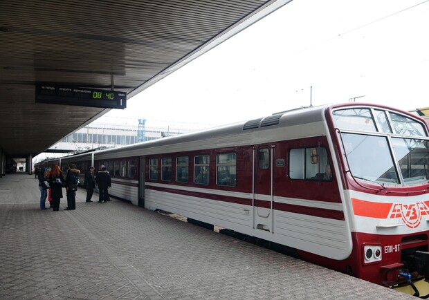 С 22 марта в расписании движения поездов постоянно будут происходить изменения. Фото Артема Пастуха.