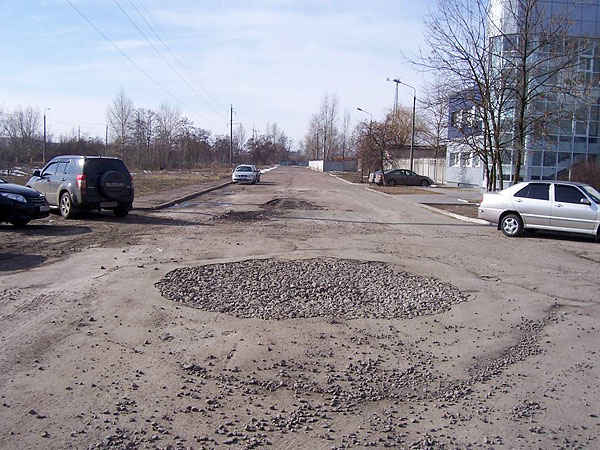 Теперь на разрытые дороги можно пожаловаться сразу. 
Фото www.kmv.gov.ua