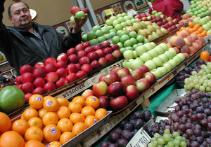 В Киев привезли дешевые продукты. 
Фото korrespondent.net
