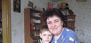 Биологическая мать, которая рассталась с ребенком 11 лет назад, хочет забрать его у приемных родителей