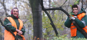 В Киеве убирают зимнюю грязь