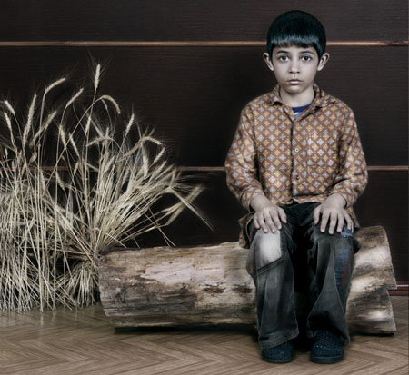 Декоративность и глянцевость фотографий Натальи Шульте только подчеркивают детскую печаль. 