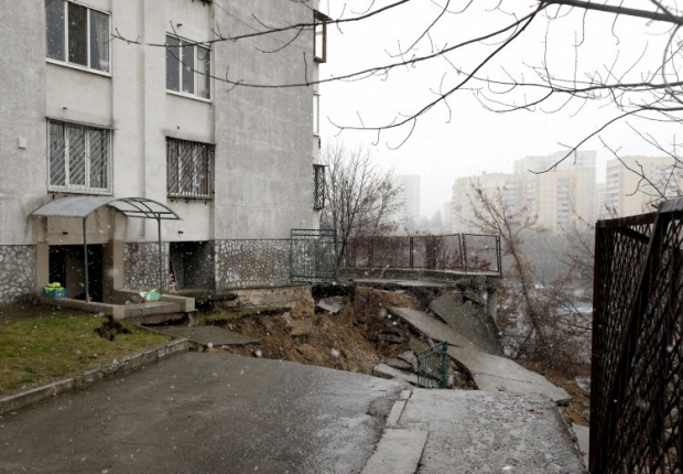 Оползень на проспекте Лобановского. Фото: Униан