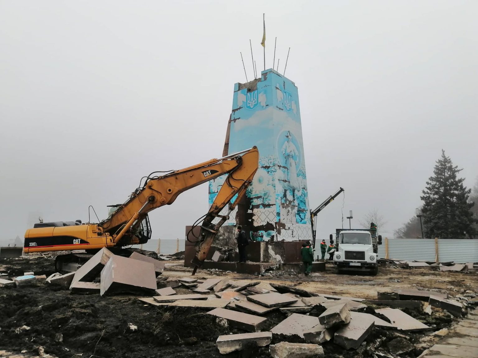 Работа кипит: на площади Запорожской принялись сносить постамент