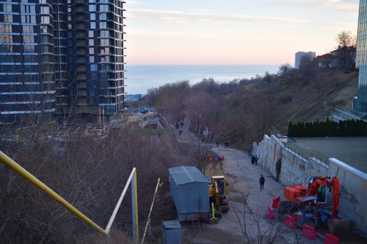 Стройка на склонах: на трассе Здоровья орудует кран