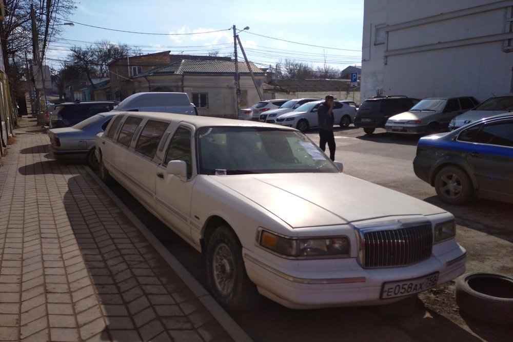 Ничего себе: в Симферополе ищут хозяев брошенных грузовика, микроавтобуса и лимузина