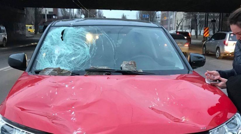 Новость - События - Разбитое стекло и поврежденный капот: с Дегтяревского путепровода кусок бетона упал прямо на машину