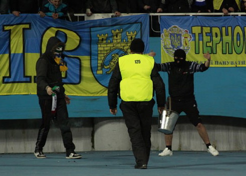 Футбольные фаны ведут себя дико. Фото с сайта football.sport.ua